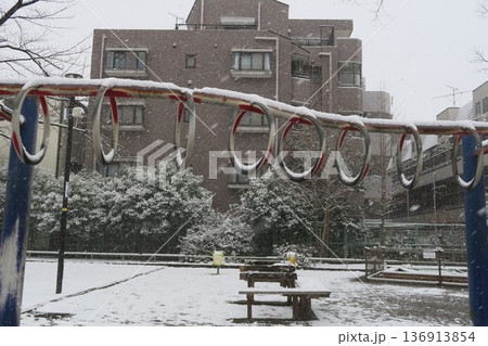 雪に埋もれた東谷中公園から見える遊具とマンション 雪に埋もれた東谷中公園から見える遊具とマンション 136913854