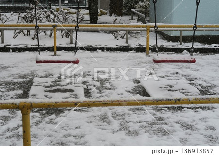 雪が積もった公園のブランコ 雪が積もった公園のブランコ 136913857