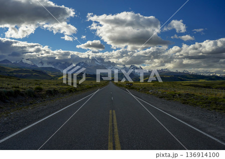 endless road from el calafate to el chanten patagonia argentina with fitz roy mountain view 136914100