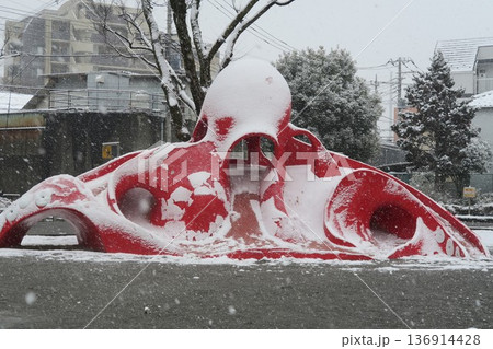 雪が降る日のたこ公園 雪が降る日のたこ公園 136914428