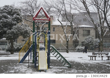 雪が降る日のたこ公園 136914429
