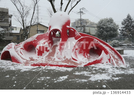 雪の中の赤いたこ 雪の中の赤いたこ 136914433