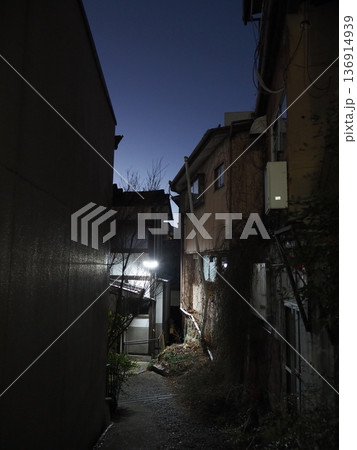 夜の古い住宅街 夜の古い住宅街 136914939