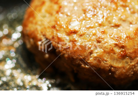 フライパンで手ごねハンバーグを焼く 136915254