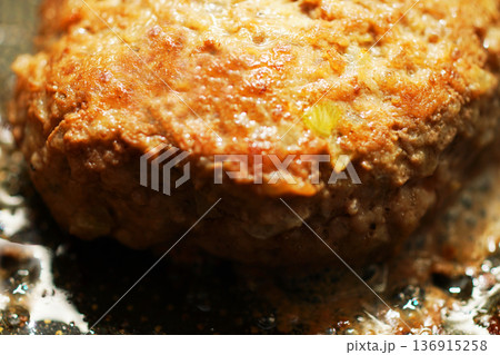 フライパンで手ごねハンバーグを焼く フライパンで手ごねハンバーグを焼く 136915258