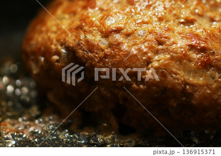 フライパンで手ごねハンバーグを焼く 136915371