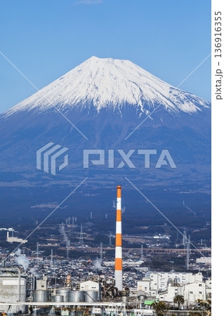 富士市、富士山と日本食品化工の煙突 富士市、富士山と日本食品化工の煙突 136916355