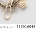 花と真珠のネックレス 136916646