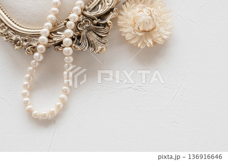 花と真珠のネックレス 136916646