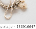 花と真珠のネックレス 136916647
