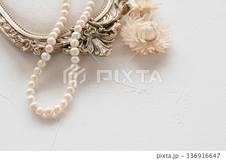 花と真珠のネックレス 136916647
