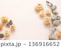 白い花のフレーム 136916652