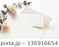 おしゃれな背景と封筒とカード 136916654