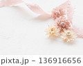 お花とリボンの背景 136916656