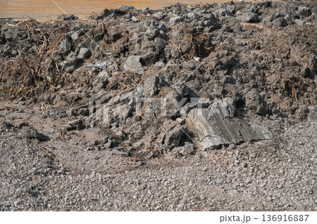 水路から除去した汚泥 水路から除去した汚泥 136916887
