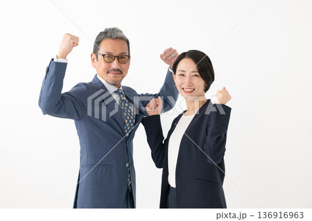 ガッツポーズをするビジネスパーソン ガッツポーズをするビジネスパーソン 136916963