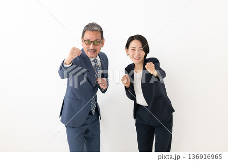 ガッツポーズをするビジネスパーソン 136916965