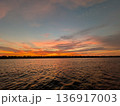 夕焼けの海 136917003