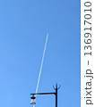 街灯と飛行機雲 136917010