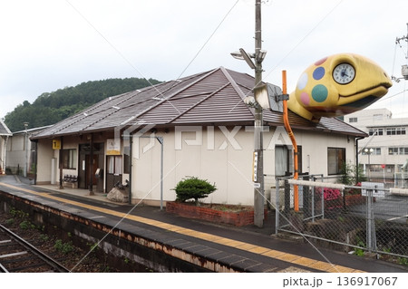 津山線：亀甲駅ホーム（岡山県久米郡美咲町） 136917067