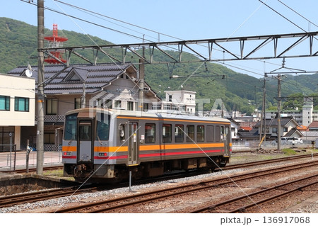［K］新見駅を発車する姫新線キハ120形（津山⇔新見） 136917068