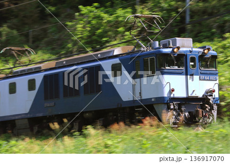 伯備線を行く貨物列車(EF64形牽引) 伯備線を行く貨物列車(EF64形牽引) 136917070