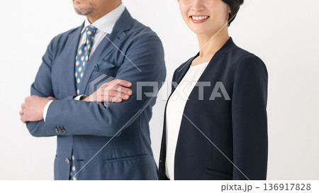 腕組みをするビジネスパーソン 腕組みをするビジネスパーソン 136917828