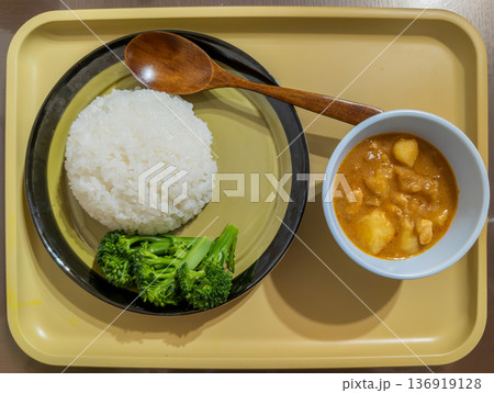 トレーに並んだ健康的なカレーライスと温野菜のランチ 136919128