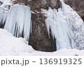 奥日光 庵滝の氷爆 136919325