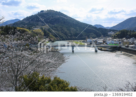愛媛県大洲市　大洲城から見た大洲市内 136919402