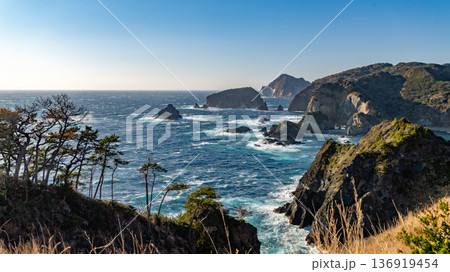 強風が吹き付けるあいあい岬からの絶景 136919454