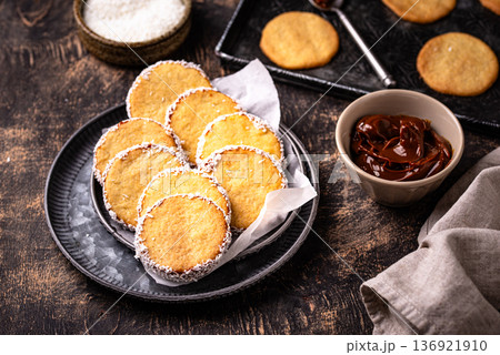 Alfajores, traditional Spanish sandwich cookies 136921910