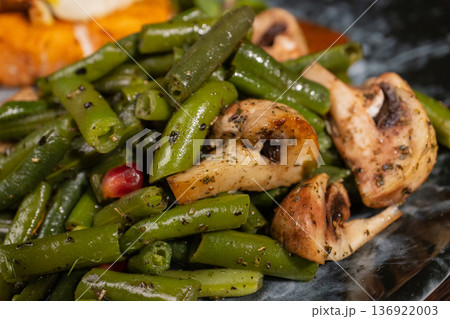 Fried salmon with vegetables and mushrooms 136922003
