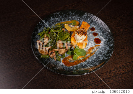 Fried salmon with vegetables and mushrooms Fried salmon with vegetables and mushrooms 136922010