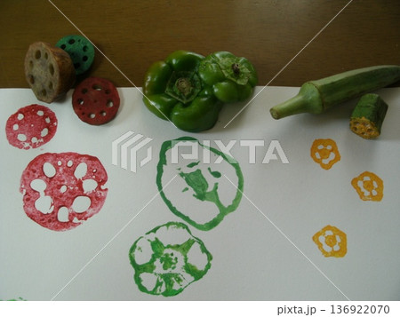 レンコン・ピーマン・オクラの切り口に絵の具を塗って野菜の断面スタンプにして描いた模様 レンコン・ピーマン・オクラの切り口に絵の具を塗って野菜の断面スタンプにして描いた模様 136922070