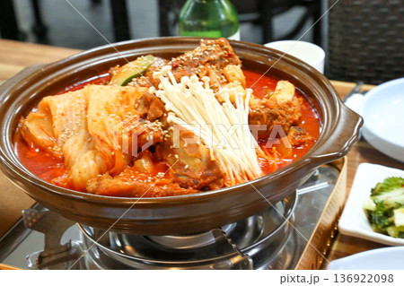 Braised Kimchi With Soft Pork 136922098