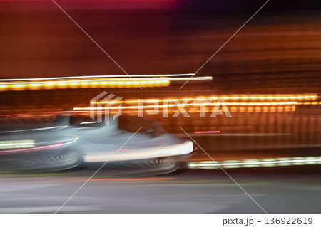 夜を疾走する車の流し撮り 136922619