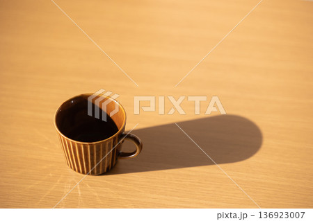 俯瞰で見る夕方のコーヒーカップ 俯瞰で見る夕方のコーヒーカップ 136923007