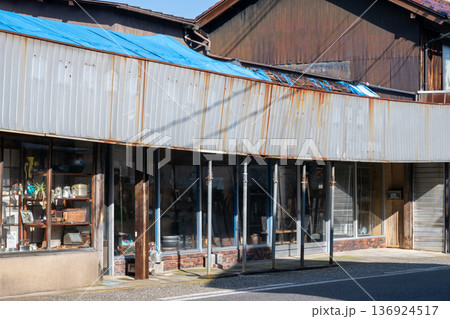 日本の岡山県牛窓の古くてとても美しい建物 日本の岡山県牛窓の古くてとても美しい建物 136924517