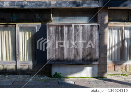 日本の岡山県牛窓の古くてとても美しい建物 日本の岡山県牛窓の古くてとても美しい建物 136924519