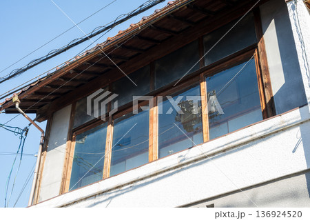 日本の岡山県牛窓の古くてとても美しい建物 136924520