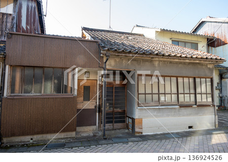 日本の岡山県牛窓の古くてとても美しい建物 日本の岡山県牛窓の古くてとても美しい建物 136924526