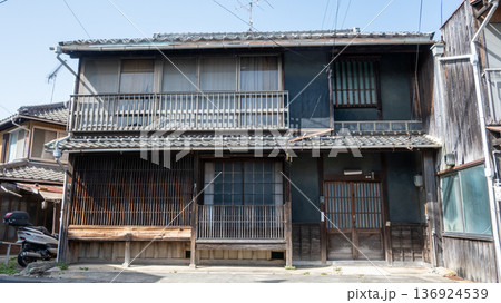 日本の岡山県牛窓の古くてとても美しい建物 日本の岡山県牛窓の古くてとても美しい建物 136924539