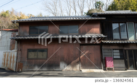 日本の岡山県牛窓の古くてとても美しい建物 136924561