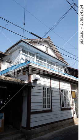 日本の岡山県牛窓の古くてとても美しい建物 136924564