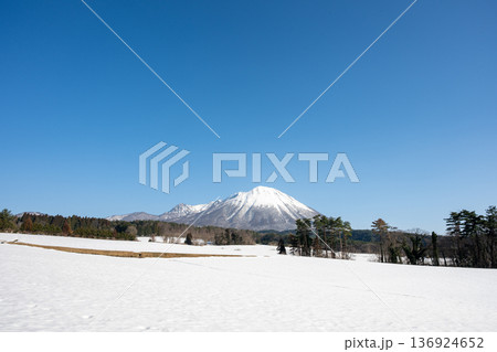 日本の鳥取県の大山の春の美しい風景 136924652
