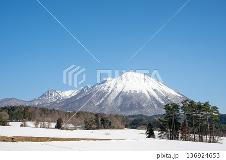 日本の鳥取県の大山の春の美しい風景 日本の鳥取県の大山の春の美しい風景 136924653