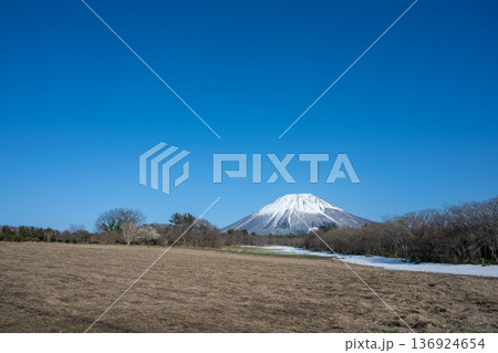 日本の鳥取県の大山の春の美しい風景 日本の鳥取県の大山の春の美しい風景 136924654