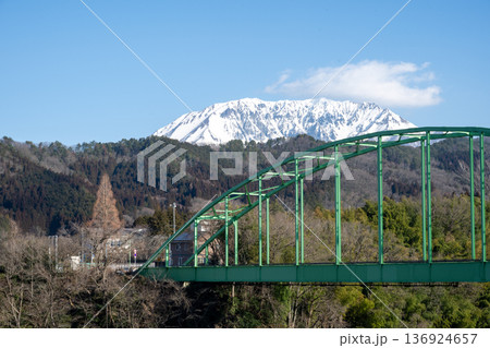 日本の鳥取県の大山の春の美しい風景 日本の鳥取県の大山の春の美しい風景 136924657
