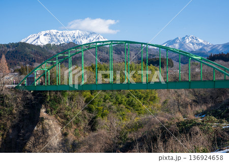 日本の鳥取県の大山の春の美しい風景 136924658